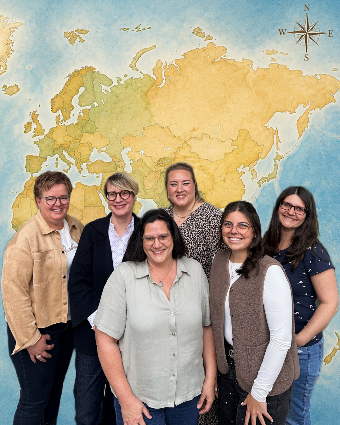 Teamfoto Hintergrund Weltkarte Köln