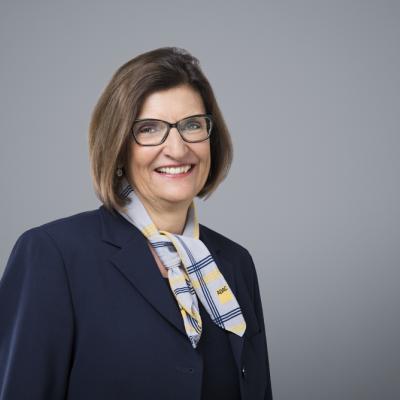 adac_rosenheim_regente_susanne_HMF6488_portraet_grau_klein